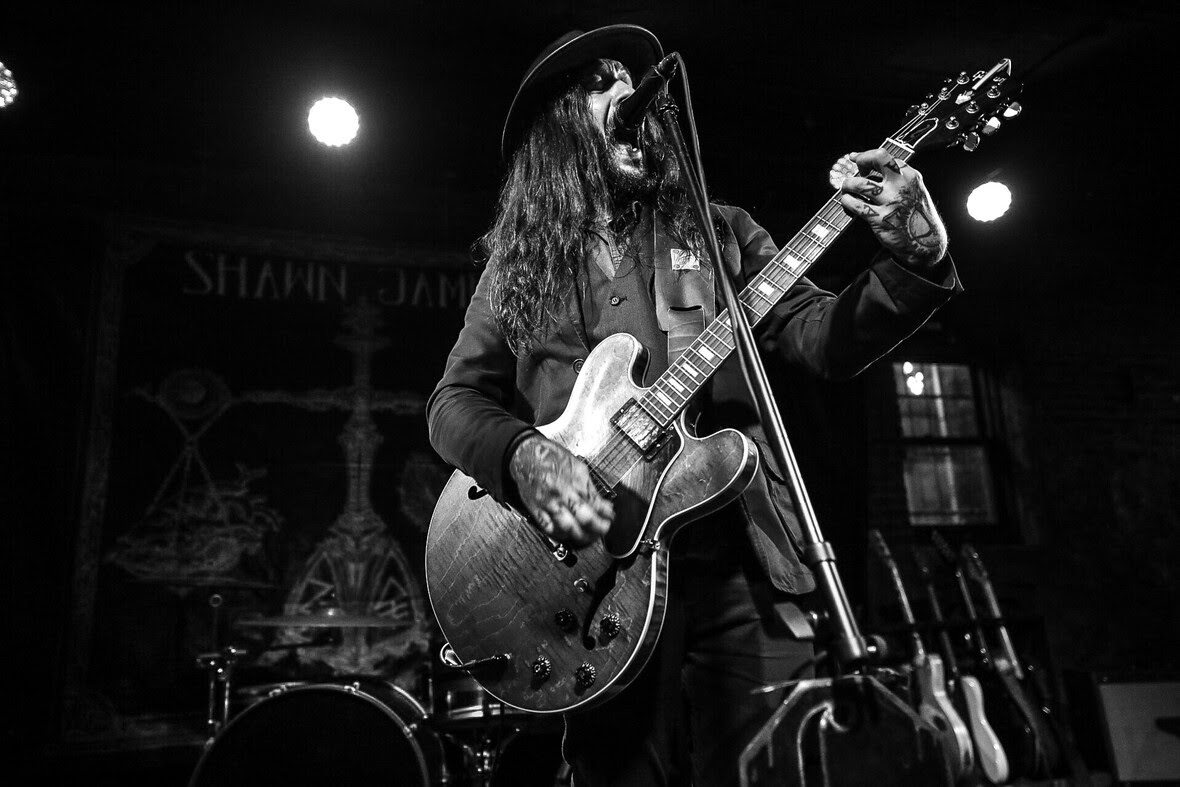 Sensação do blues rock e soul/folk, Shawn James faz três shows no Brasil em abril