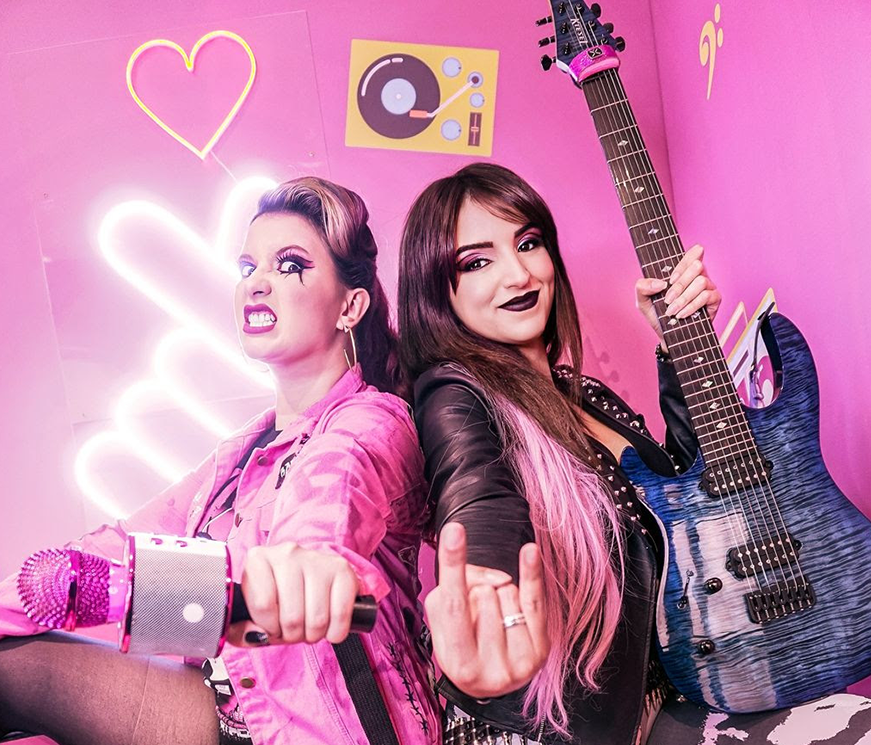 Mayara Puertas e Paula Carregosa lançam versão metal do hit “Barbie Girl”