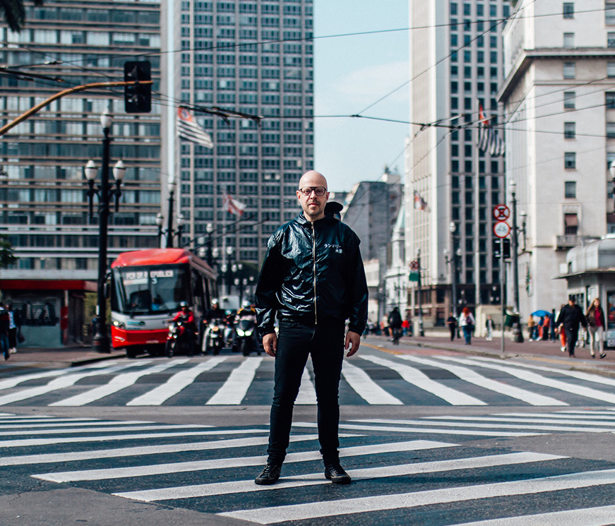 Johnny Monster apresenta folk rock grandioso em single “Cidade Grande”