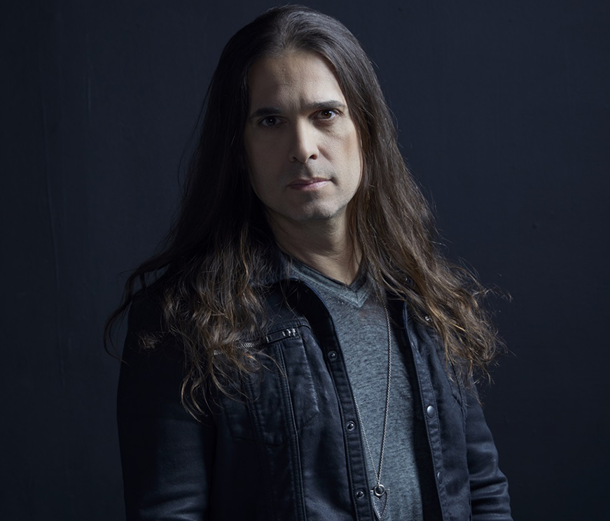 Kiko Loureiro anuncia turnê solo especial tocando clássicos de sua carreira
