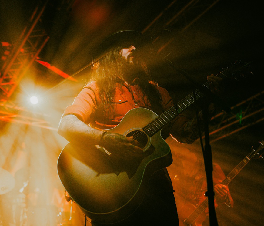 Shawn James: O contador de histórias que cativou o público com seu folk blues rock