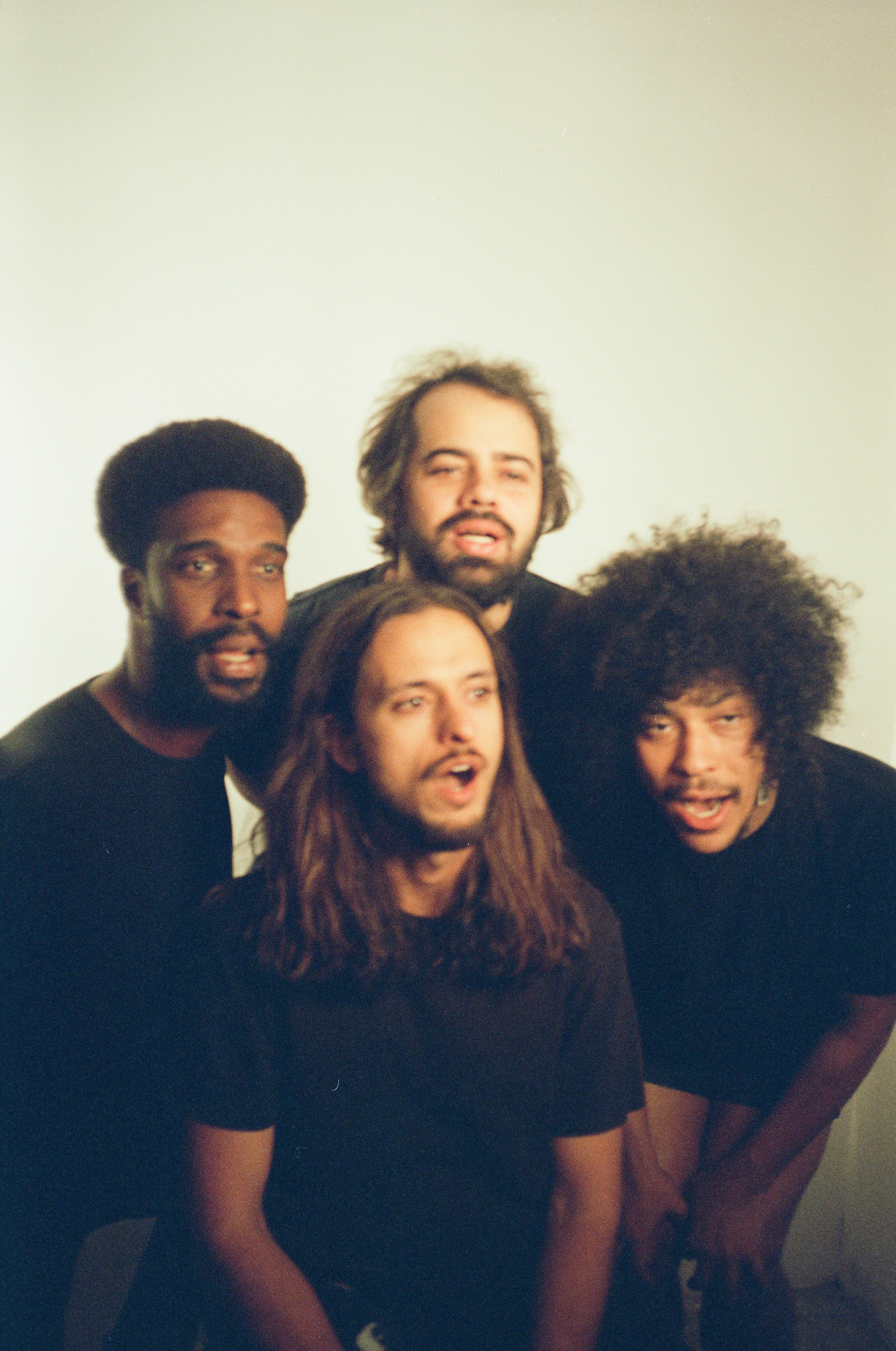 Boogarins celebra lançamento de “Bacuri” com show no Circo Voador