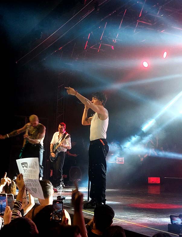 Parapéricles, balões e emoções: Di Ferrero encerra ODT com show emocionante em SP