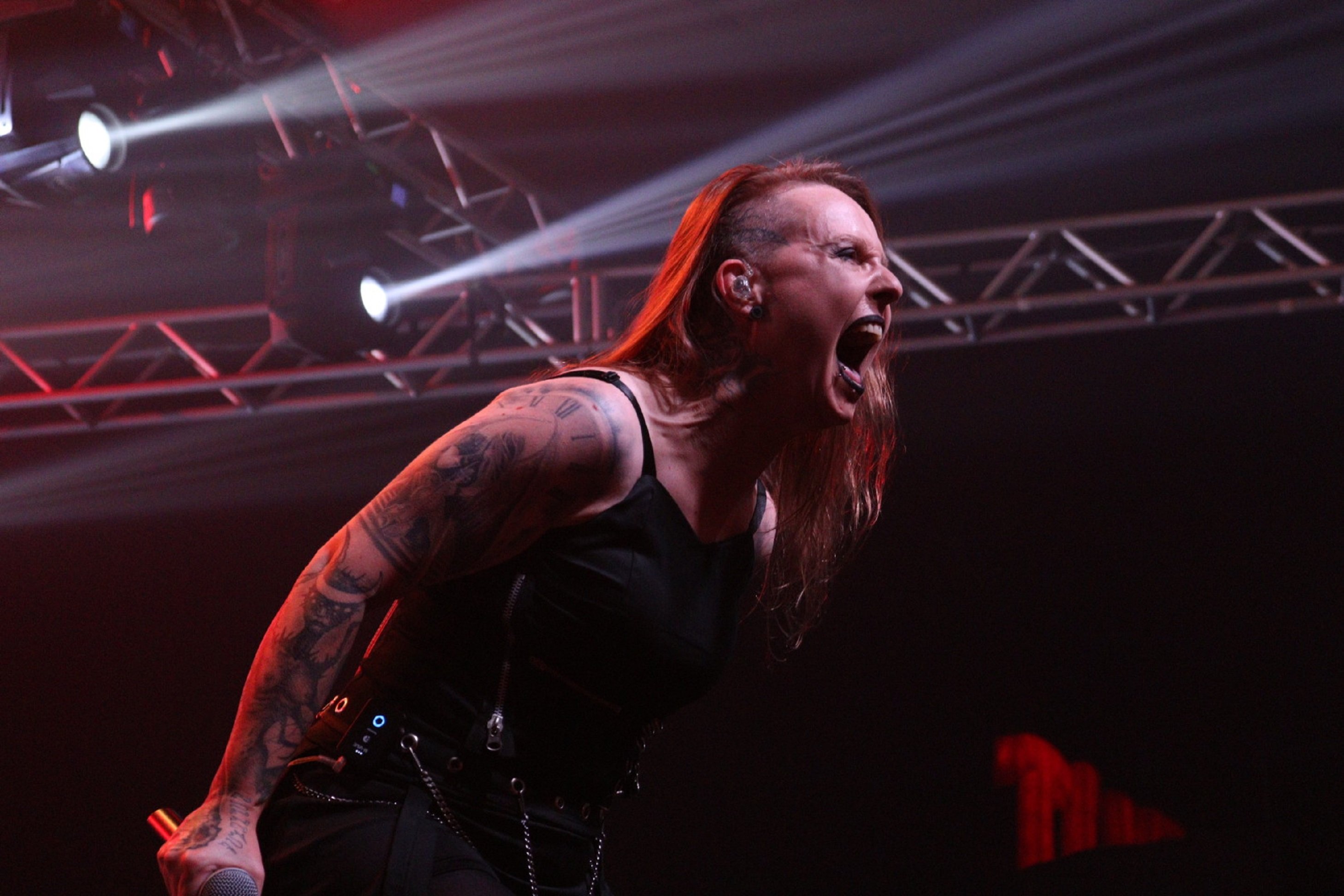 Humanal lança videoclipe de “Addiction” e mostra performance visceral ao vivo