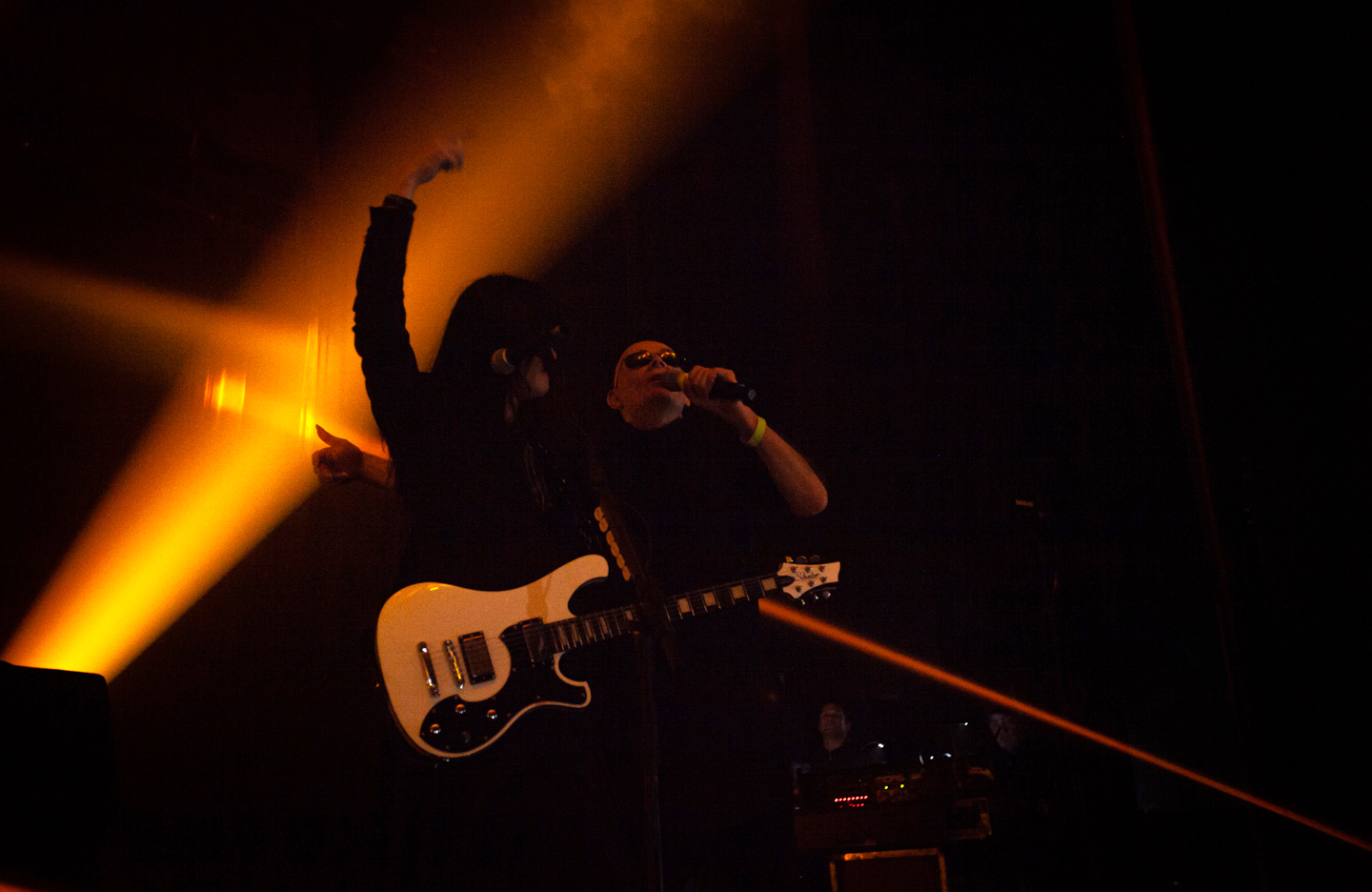 The Sisters of Mercy entrega noite densa e clima de balada gótica em São Paulo