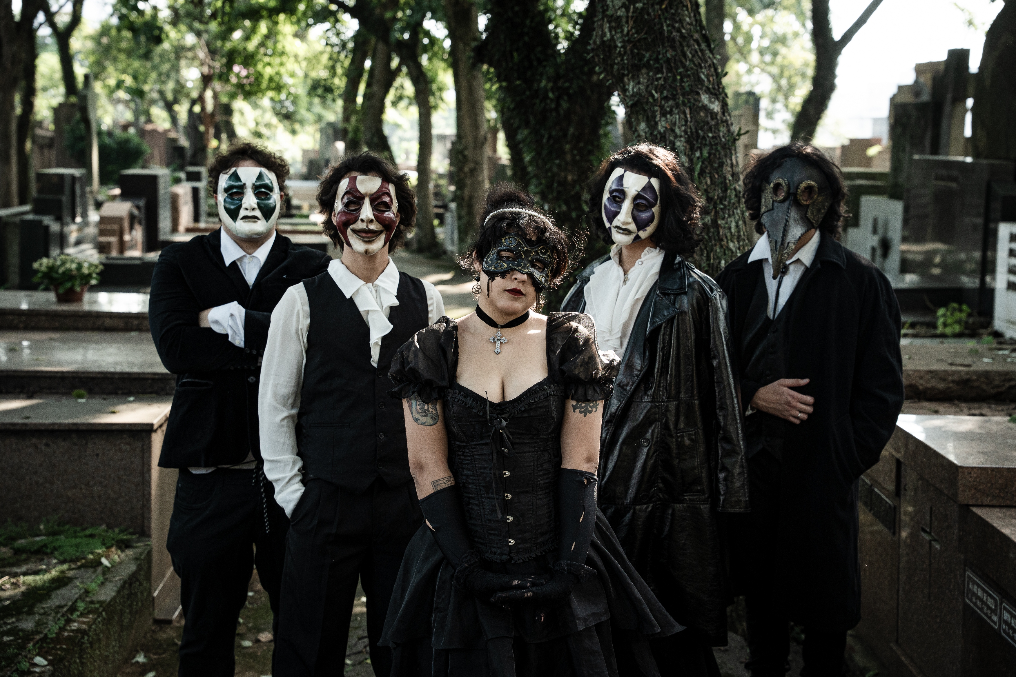 Versalie Waltz estreia com “Whispers”, álbum conceitual que une rock alternativo e narrativa inspirada na Revolução Francesa