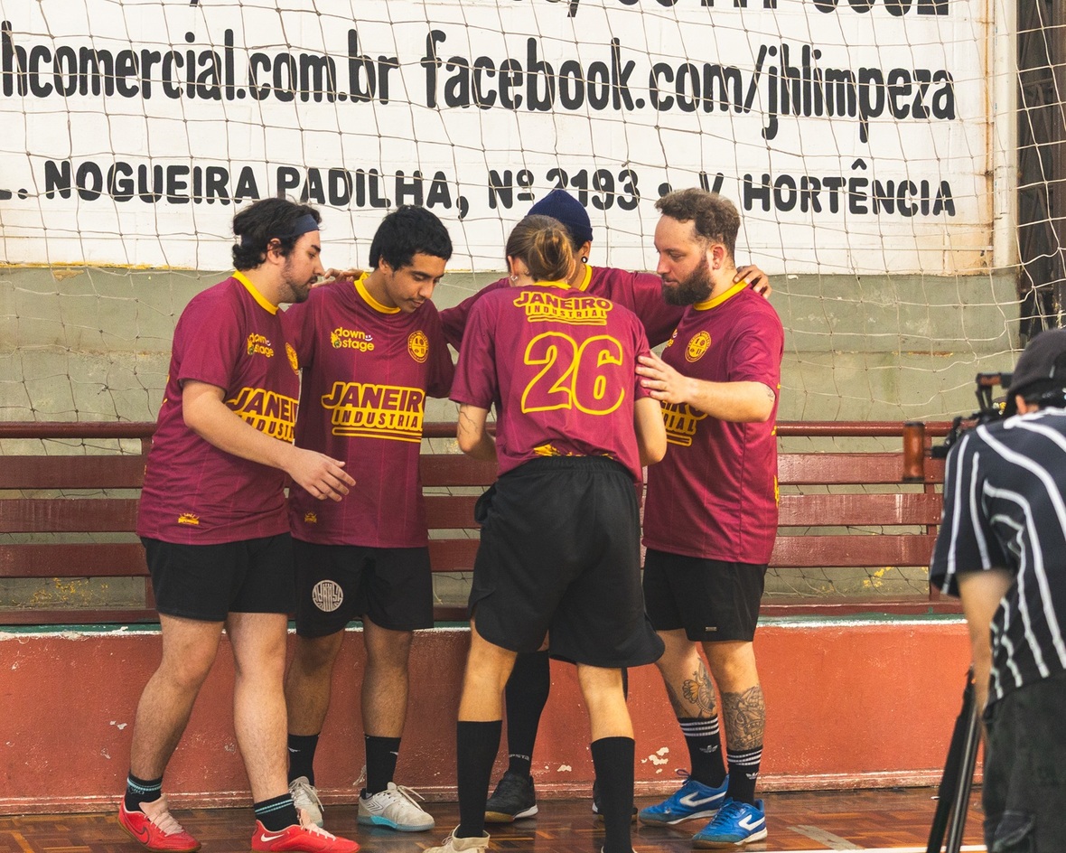 Janeiro Industrial lança “Futebol de Segunda” com clipe gravado em quadra