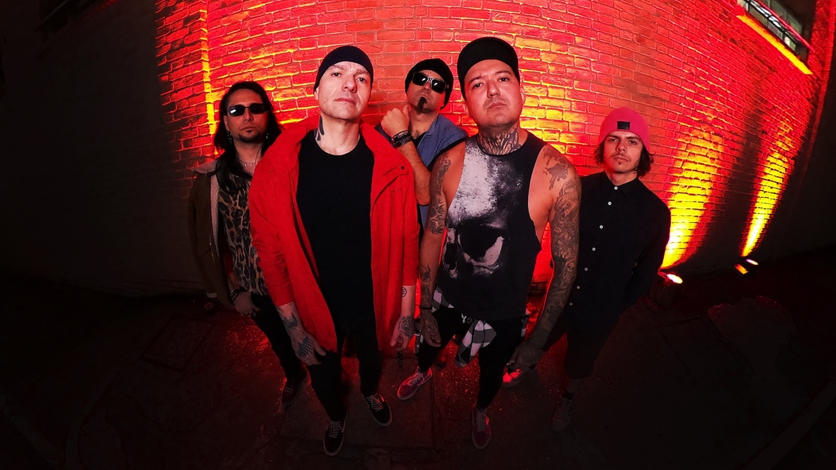 Debrix lança “Suflê”, single que critica a obsessão por status e aparência